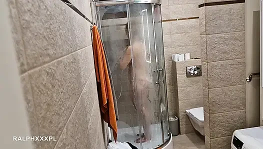 Ich beobachte, wie meine stiefmutter masturbation macht, während sie duscht
