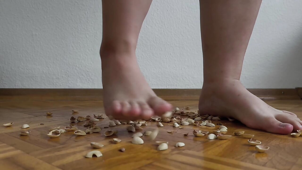130kg žena chodí po pistachio shells - křupavé zvuky