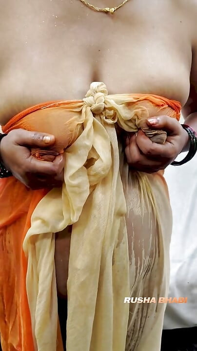 Rusa bhabi showing wet boobs in video call
