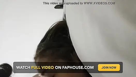 Ketika dia setidaknya tahu itu, aku masukin kontolku ke dalam pantatnya saat aku ngentot memeknya.