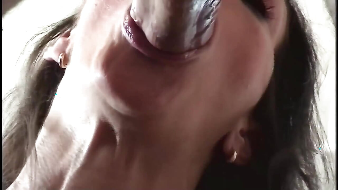 Πουτάνα που φτύνει χύσια τον κακομαθαίνει με ένα καυλιάρικο γαμήσι στο στήθος