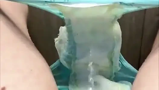 Aliran urin yang kuat di kaki - rambut panjang di genangan air kencing yang besar