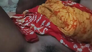 Indijska crna bhabhi jebe krastavac u svojoj sočnoj crvenoj pički