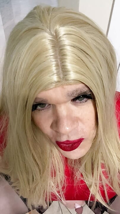 Crossdresser talks to Daddy and sucks him and ask viewers to comment if they want to really play with her