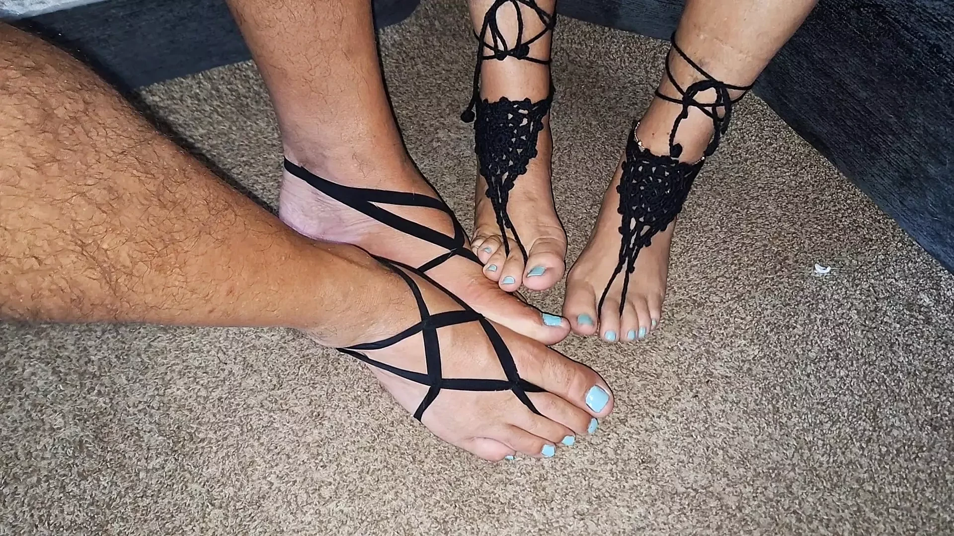 Hraní footsie, zatímco nosí černé bosé strappy