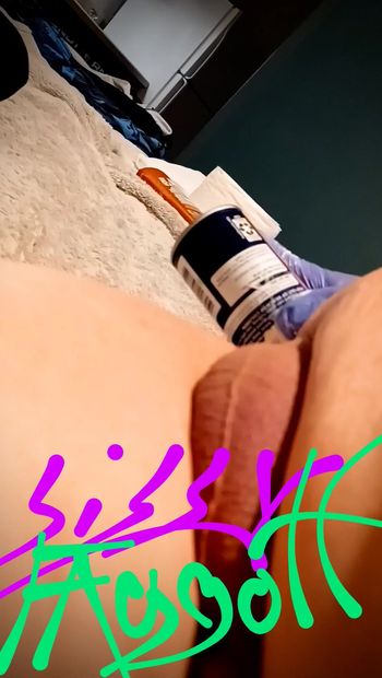 Трансвестит, вставляння об'єкта сіссі педик за допомогою каністри з кремом для гоління. Сіссі повинна тримати свою дірку в траху підготовленою до великого члена.