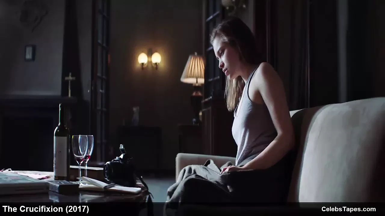 Ada Lupu和Sophie Cookson毛茸茸的阴户和性爱场景