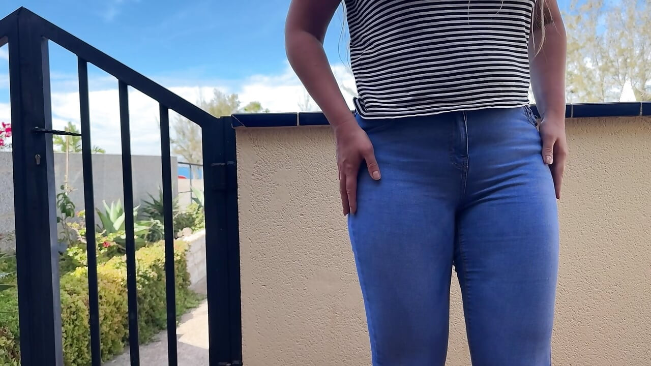 جينز يائس يتبول في الهواء الطلق