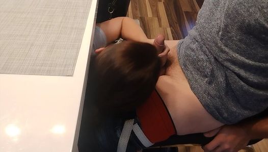 Le estoy haciendo una mamada debajo de la mesa a mi padrastro