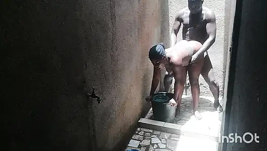 En iyi arkadaşımın karısı özel kısımlarını yıkarken beni duşta aradı. Cezbediciliğime karşı koyamadım.