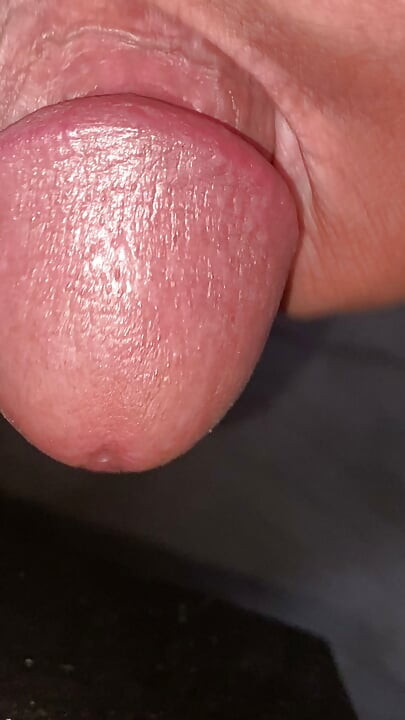 Mi polla está tan caliente que quiero metérsela en el agujero a alguien, apretarla fuerte para disparar toda esa cosa babosa