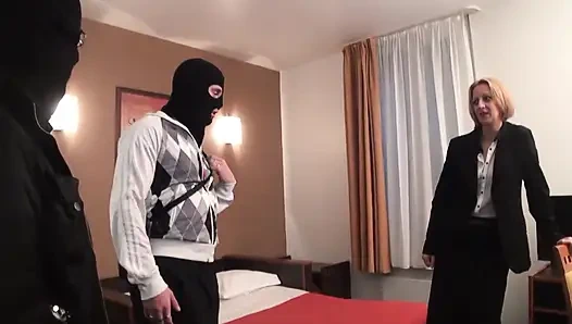 Louise du Lac oleh dua orang asing