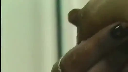 Si rambut cokelat keriting meregangkan susu ke kontol besar pria yang lebih tua setelah bercinta di kamar mandi