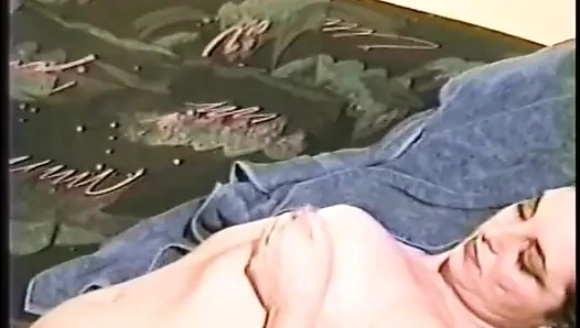 Ateşli kız süt fışkırtmak için büyük meme uçlarını sıkıyor