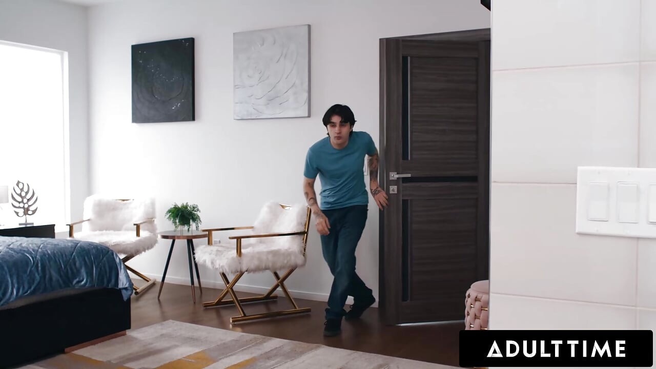 ADULT TIME - Garoto suspeito descobre que a nova madrasta Ryan Keely é uma interesseira! Ela o mantém quieto