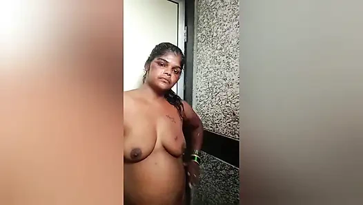 Rüyalarımda her zaman silüetini süsleyen yumuşak kumaşlarla süsleniyorsun, ne kadar sert koyacağımı söylemeni dinliyorum.