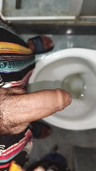 सुंदर ट्विंक टॉयलेटमध्ये हातमैथुन करते