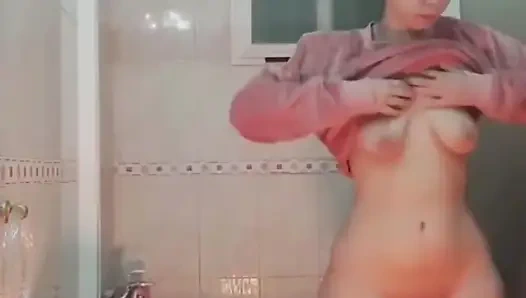 Kız arkadaş duşta