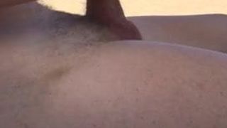 Papá caliente masturbándome en la playa