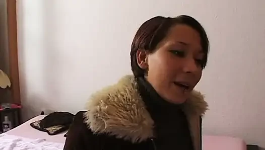 Mastürbasyon yapan esmer genç kız tek başına azdırıyor
