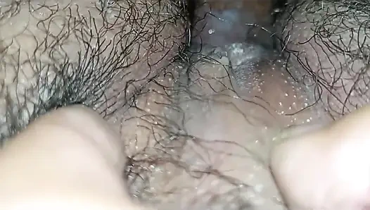 Трахаю открытые ноги жены с пухлой и волосатой киской