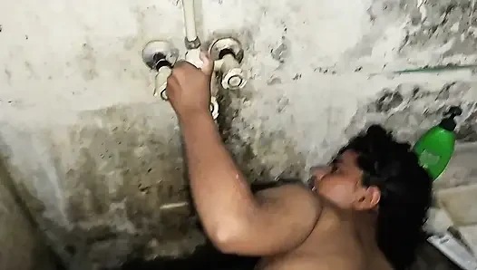Domaltarak sikişmeyi seviyor tamamen çıplak ve ateşli Pakistanlı kız arkadaşımı sikiyorum