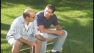 T.J.とモニークは芝生の上でレズビアンセックスをしている