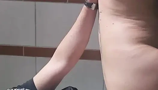 Милфу имеют в ванной в местном пабе