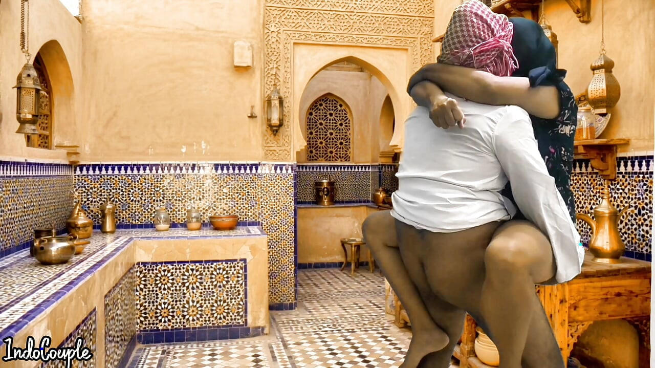 Saudi-arabischer ehemann und iranische ehefrau knallen in der küche