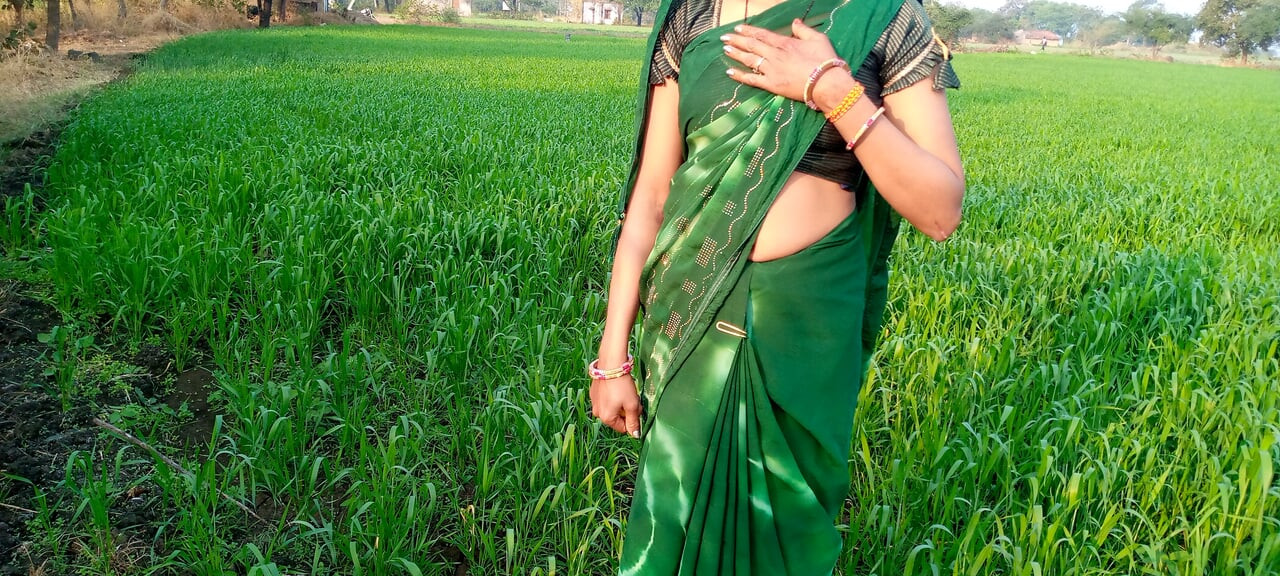 Ritu came to her elder stepsister&#039;s place, walking on the fields on the pretext of full Hindi audio x video
