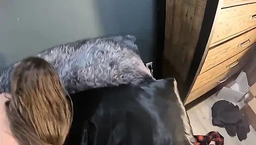 Üvey kız kardeş masaj için her şeyi yapar