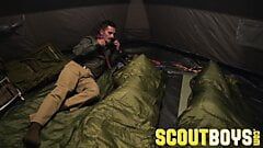 Scoutboys Austin Young wurde draußen im Zelt von älterem Papi gefickt