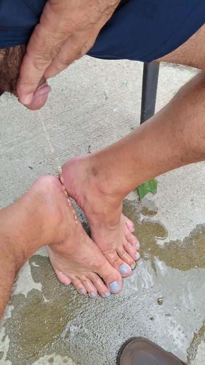 Pissing on your own feet feels so good!