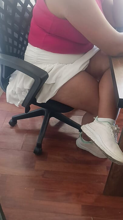Sekretarisku sedang membuatku terangsang di kantor.