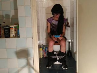 Sexy Goth Teen pinkelt beim Spielen mit ihrem Telefon pt1 hd
