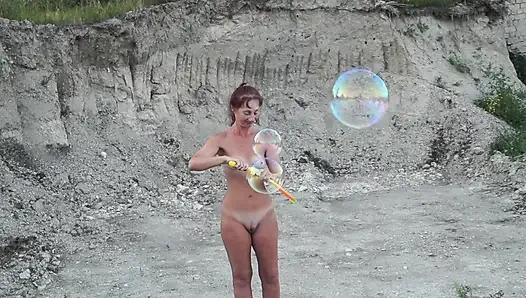 Terk edilmiş taş ocağında sabun buble 1