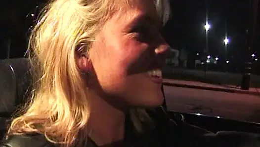Versaute Taxifahrt mit heißer Blondine