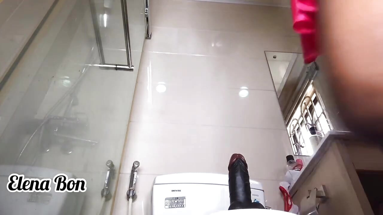 Une ado ébène épaisse et pulpeuse baise dans la salle de bain