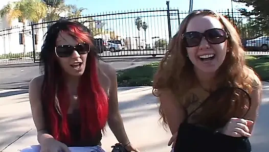 Горячие девушки поедают сперму после того, как сосут массивные члены с глубокой глоткой