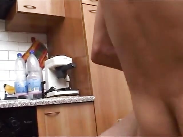 Похотливую брюнетку шпилют на кухне молодая свинья