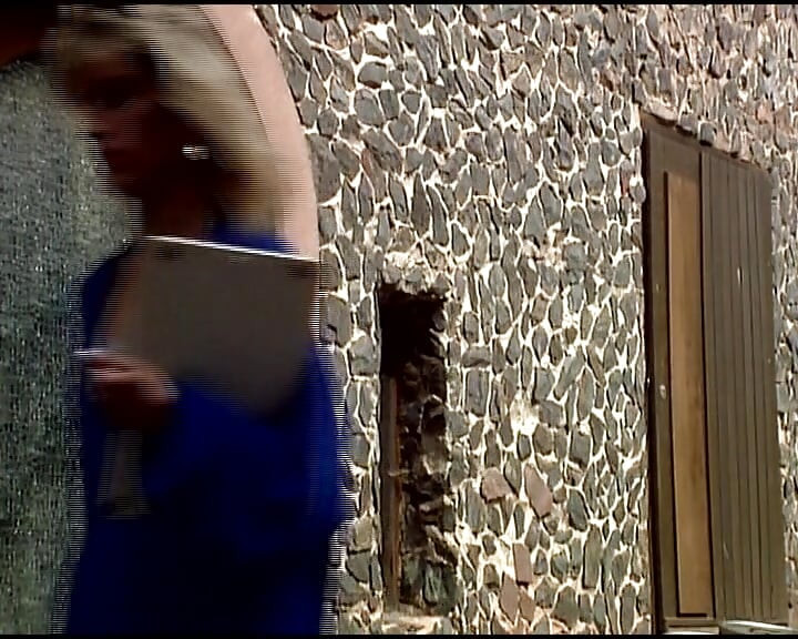 Pequeñas perras alemanas divirtiéndose en una orgía anal