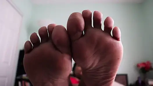 Pelacur kaki menggodamu saat kamu mencoba fokus di tempat kerja