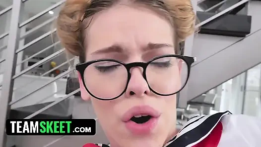 Юную белую девушку трахнул большой черный мужик, пока ее лучший друг наблюдает - TeamSkeet