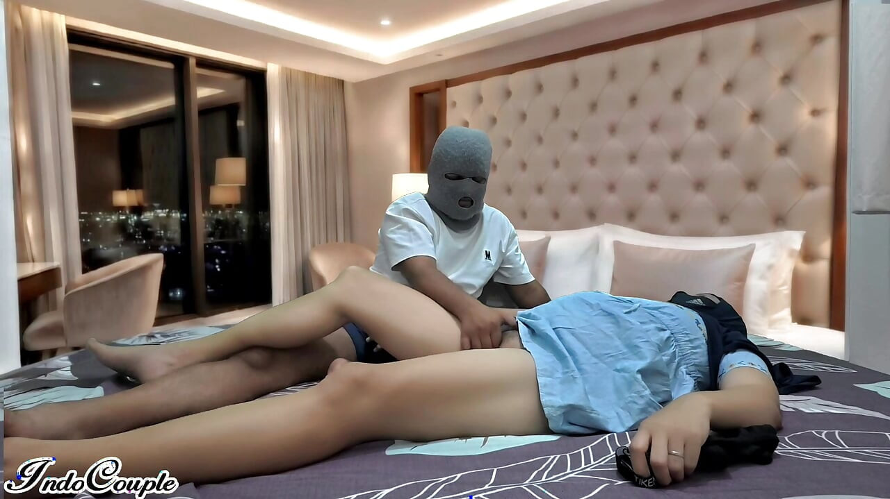Aku suka mempermalukan budak seksku, mengikuti perintahku dan mencium celana dalamku dan memekku yang berbulu
