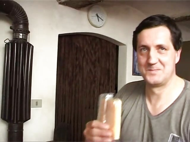 Грязная итальянская шлюшка с большими сиськами принимает красивый член в любительском видео
