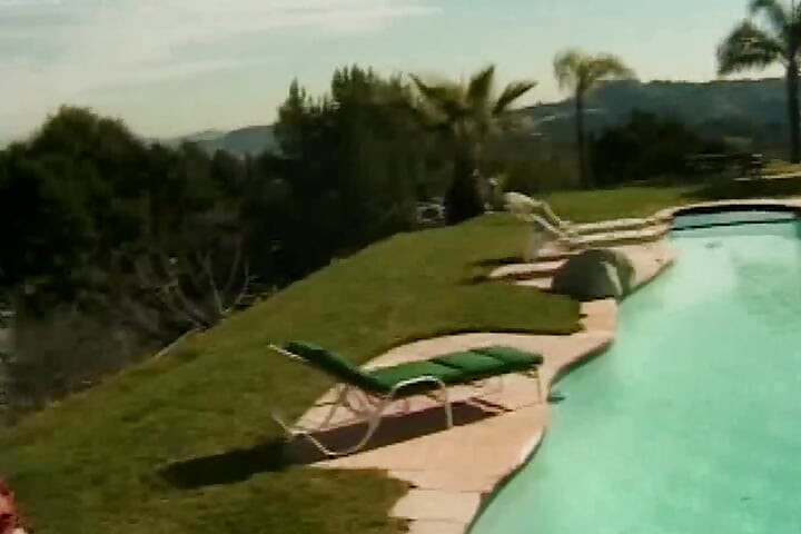 Zeița porno brunetă este futută lângă piscină