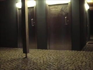 Nachts auf einem Parkplatz
