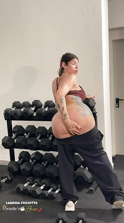 Hottie viser sine træningsevner frem og er sensuel i fitnesscentret.