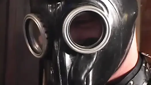 Anal ditembus ganda dalam gaun lateks dalam threesome masker gas