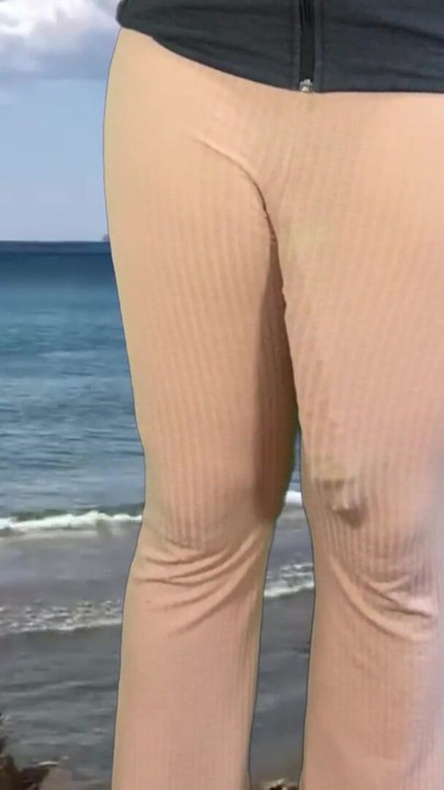 Snažan trenutak iz "Ogroman kurac shemale sperma na plaži"